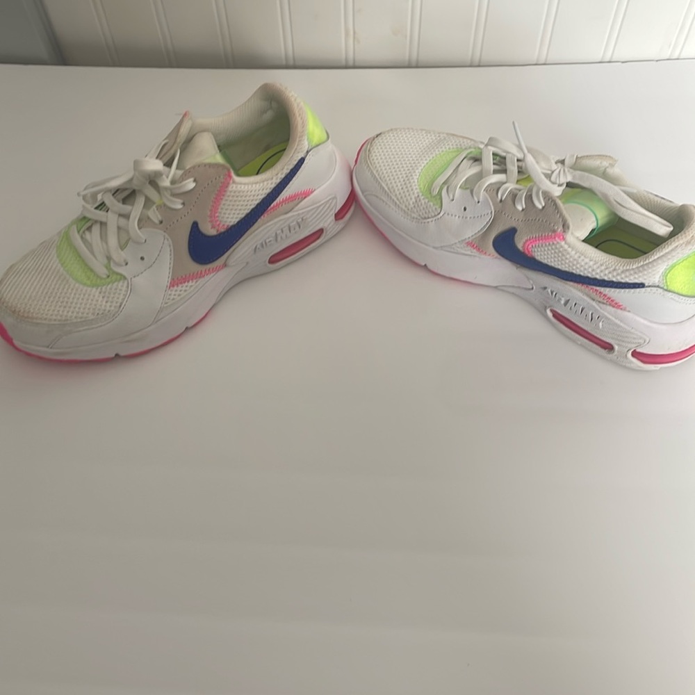 Women’s 6.5 Nike Air Max.